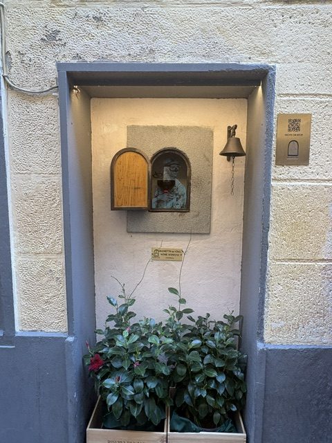 Buchetta del Vino in a wall